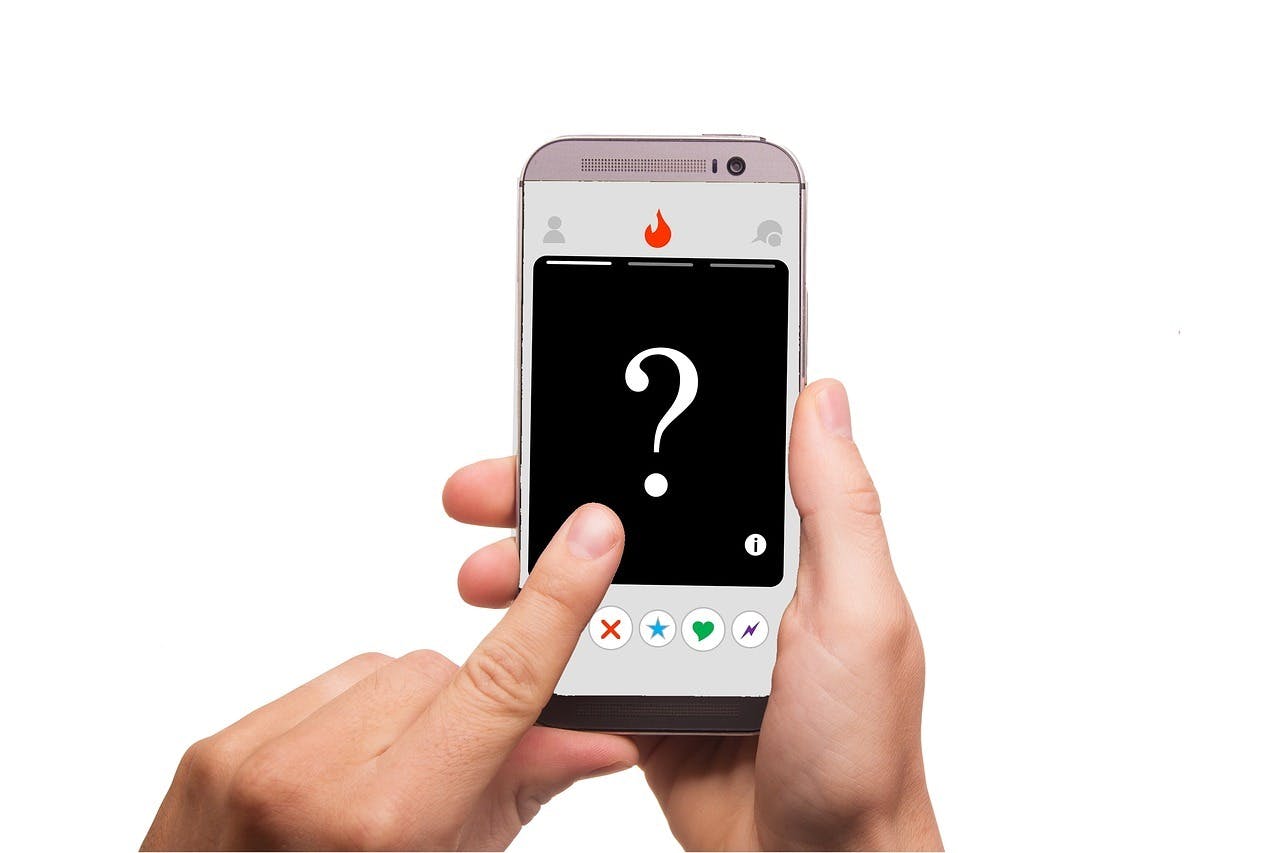 Op Tinder swipe je de foto van iemand die je niet zo leuk lijkt naar links. Lijkt de persoon je wel leuk, dan swipe je naar rechts. Swipen zij jou ook naar rechts, dan is er een match, en kan je met elkaar chatten.