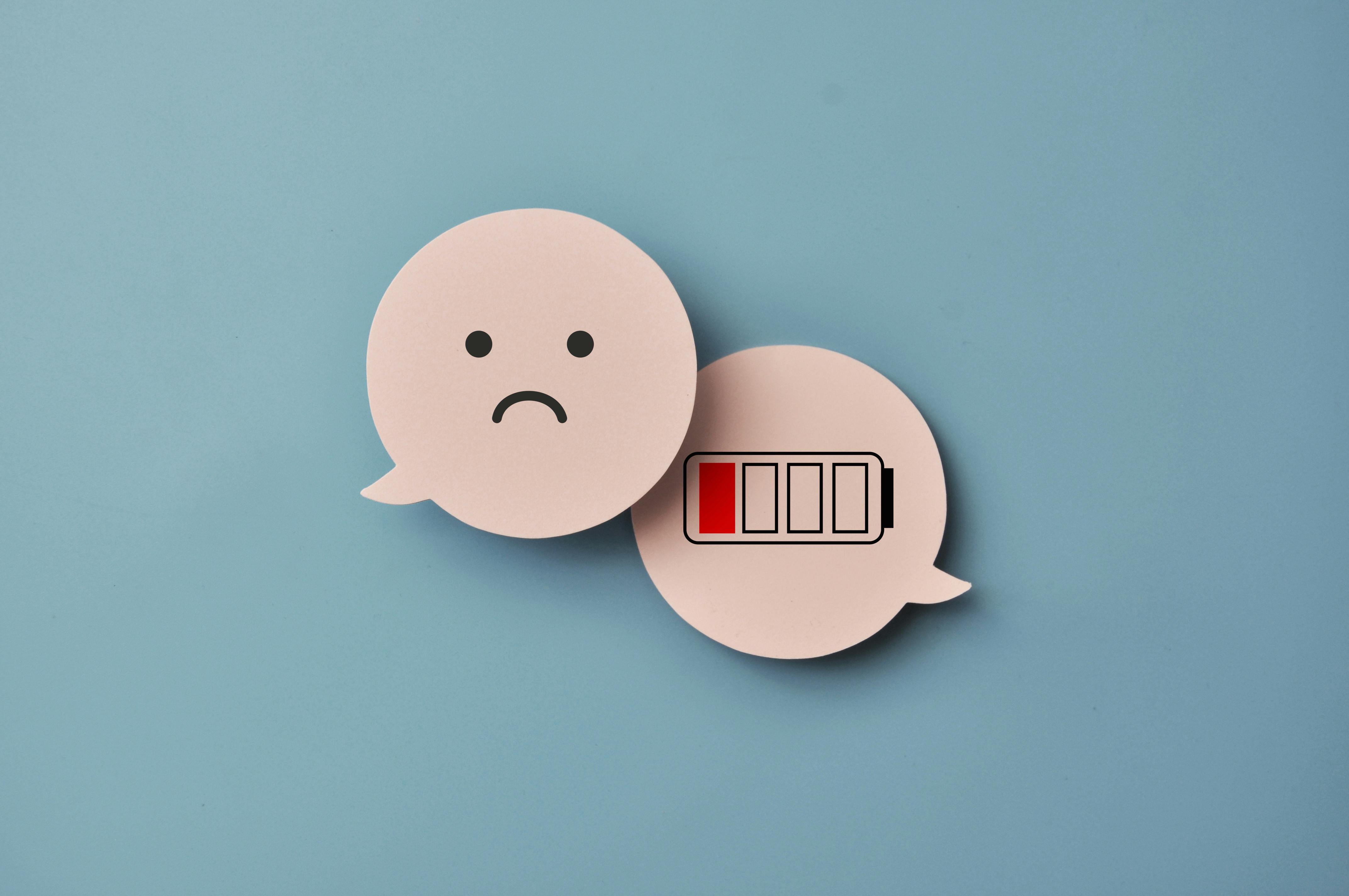 symbool van lege batterij en trieste emoji