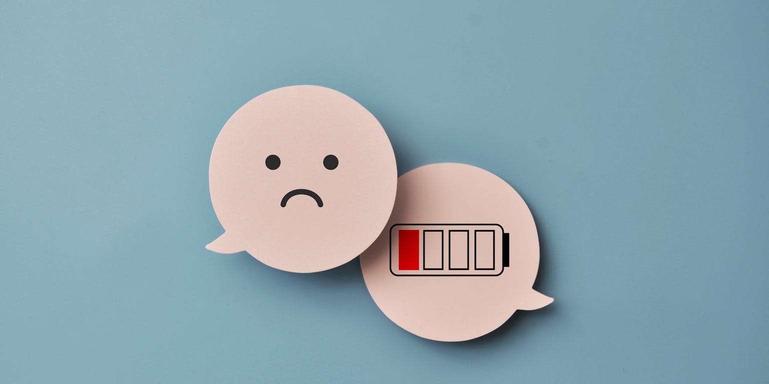 symbool van lege batterij en trieste emoji