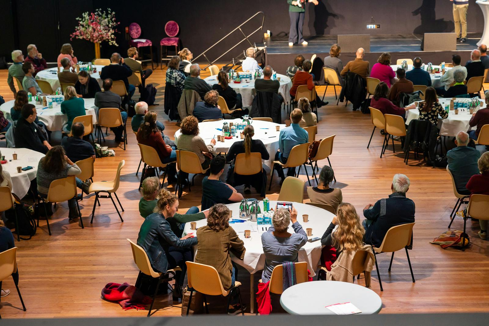 Een zaal vol mensen.