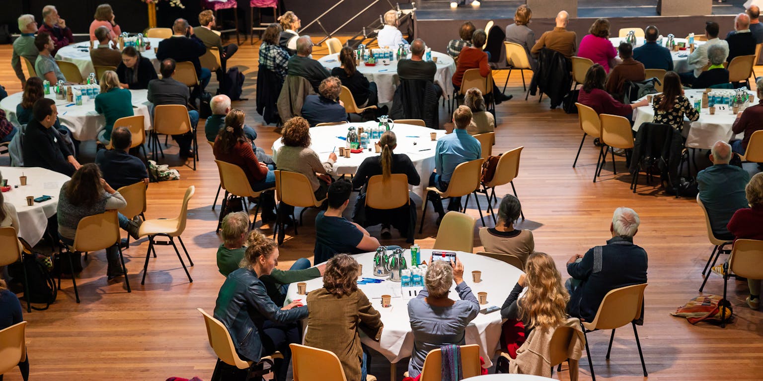 Een zaal vol mensen.