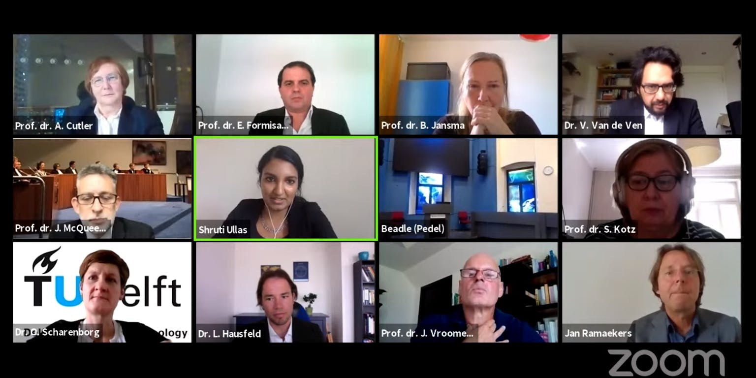 Een groep mensen die een videogesprek voeren.