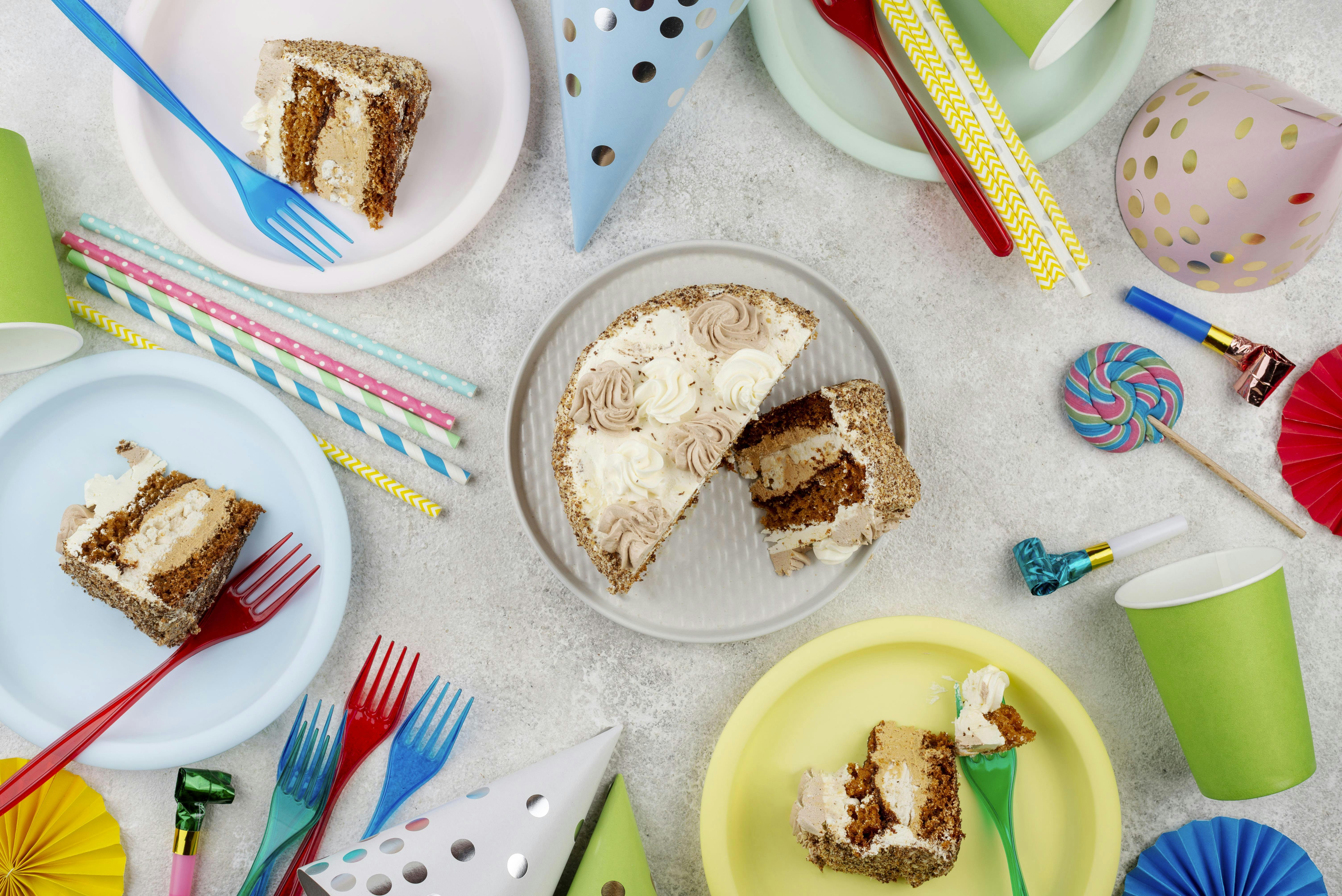 stukken taart op bordjes