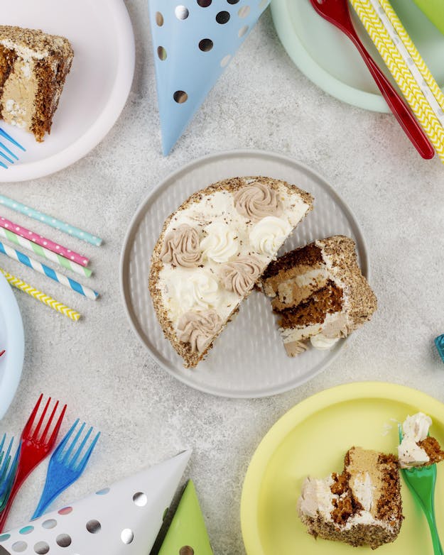 Hoe zorg je ervoor dat iedereen blij is met zijn of haar stuk taart? stukken taart op bordjes