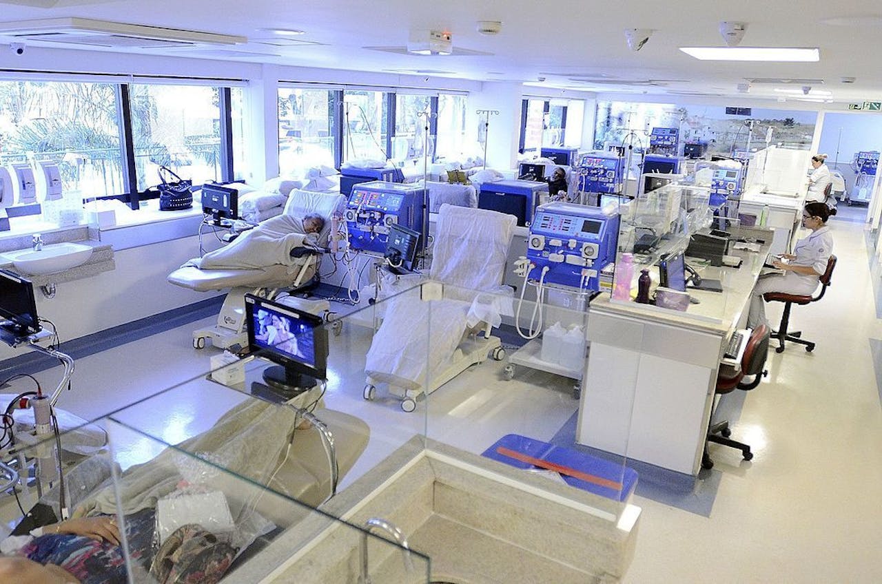 Een kamer vol medische apparatuur in een ziekenhuis.