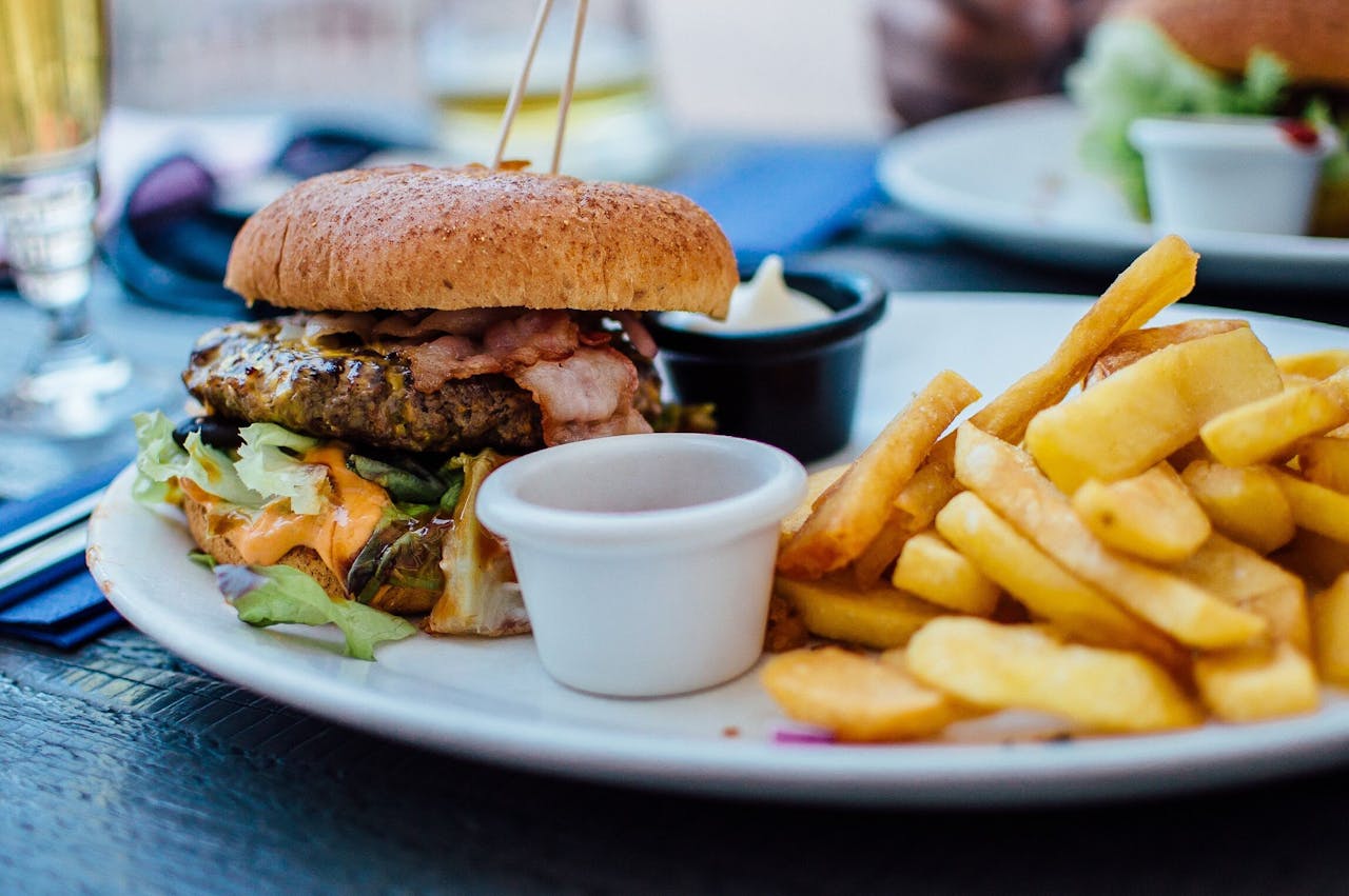 Een hamburger en friet op een bord in een restaurant.