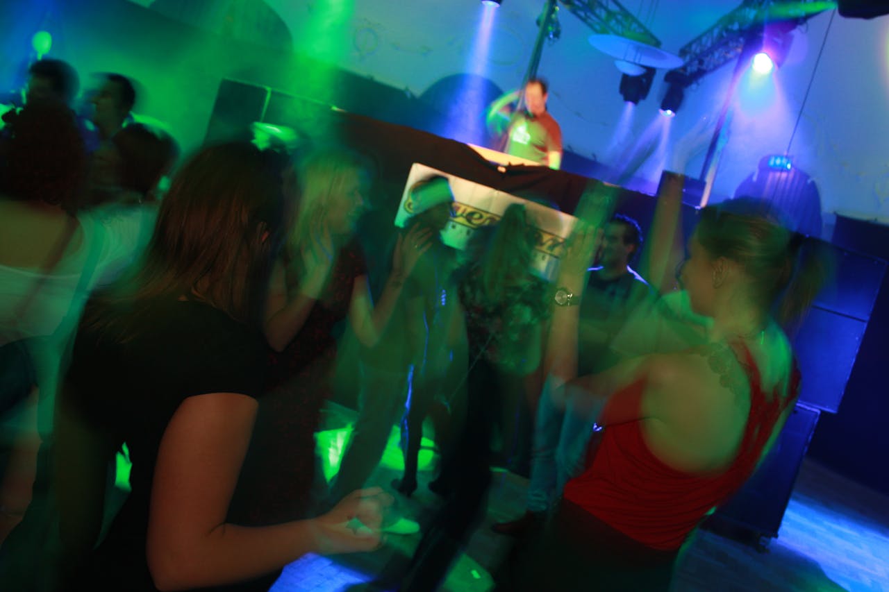 Een groep mensen die dansen in een discotheek.