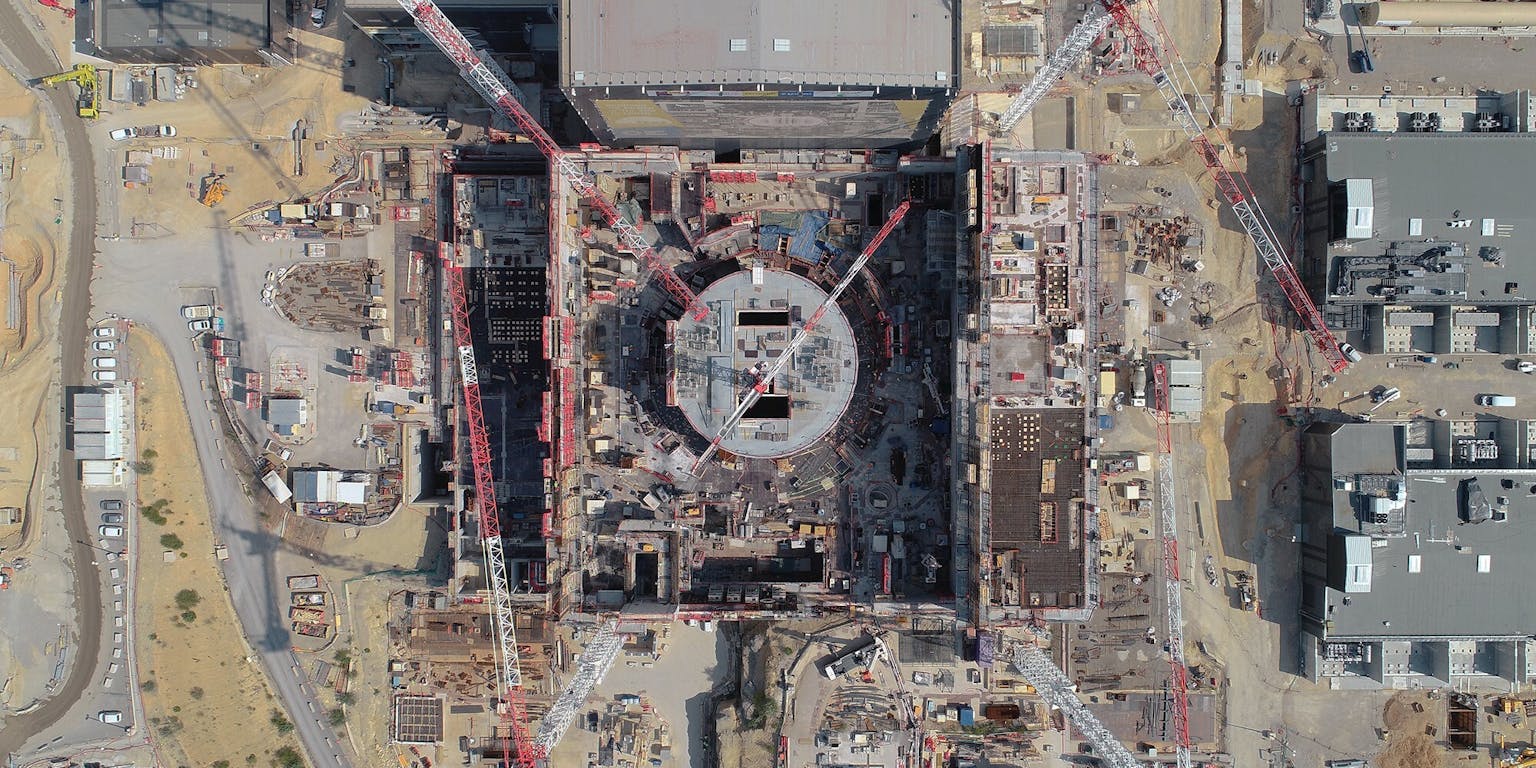 Een luchtfoto van de bouwplaats van kernfusiereactor ITER.