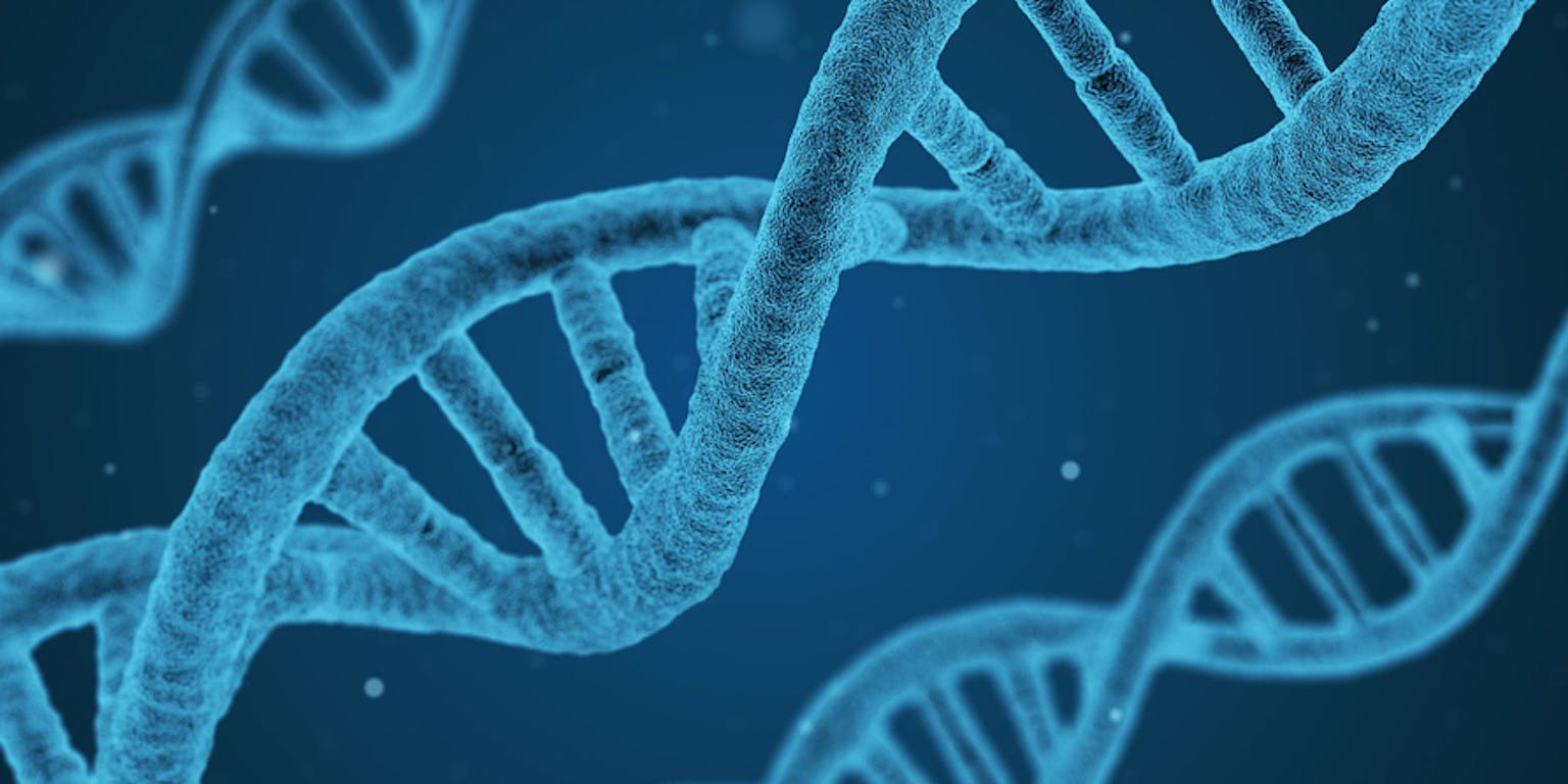 Een close-up van een DNA-streng op een blauwe achtergrond.