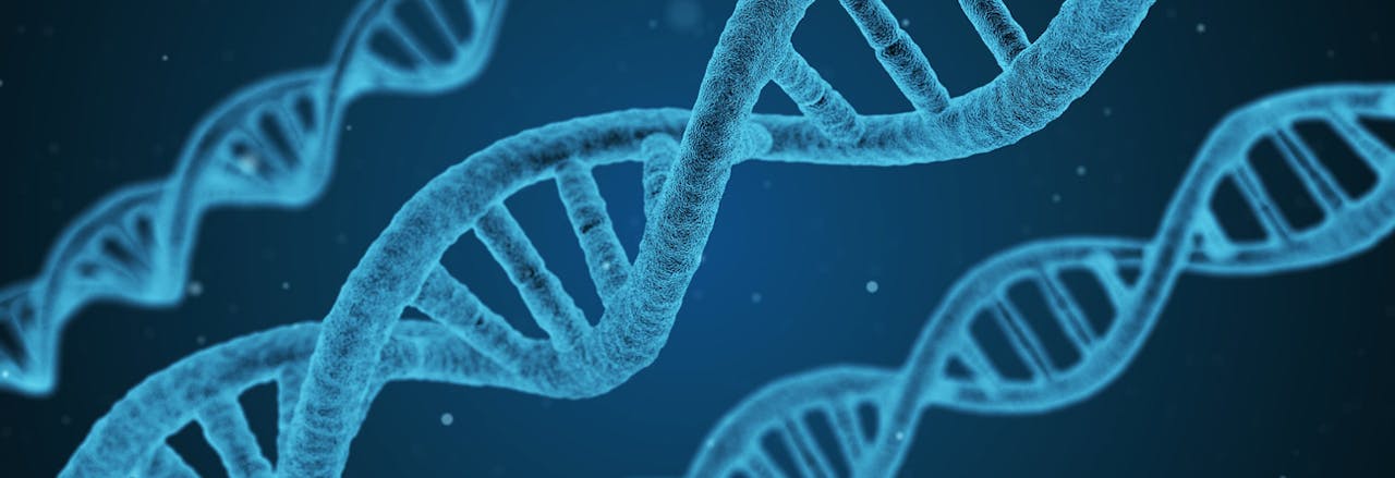 Een close-up van een DNA-streng op een blauwe achtergrond.