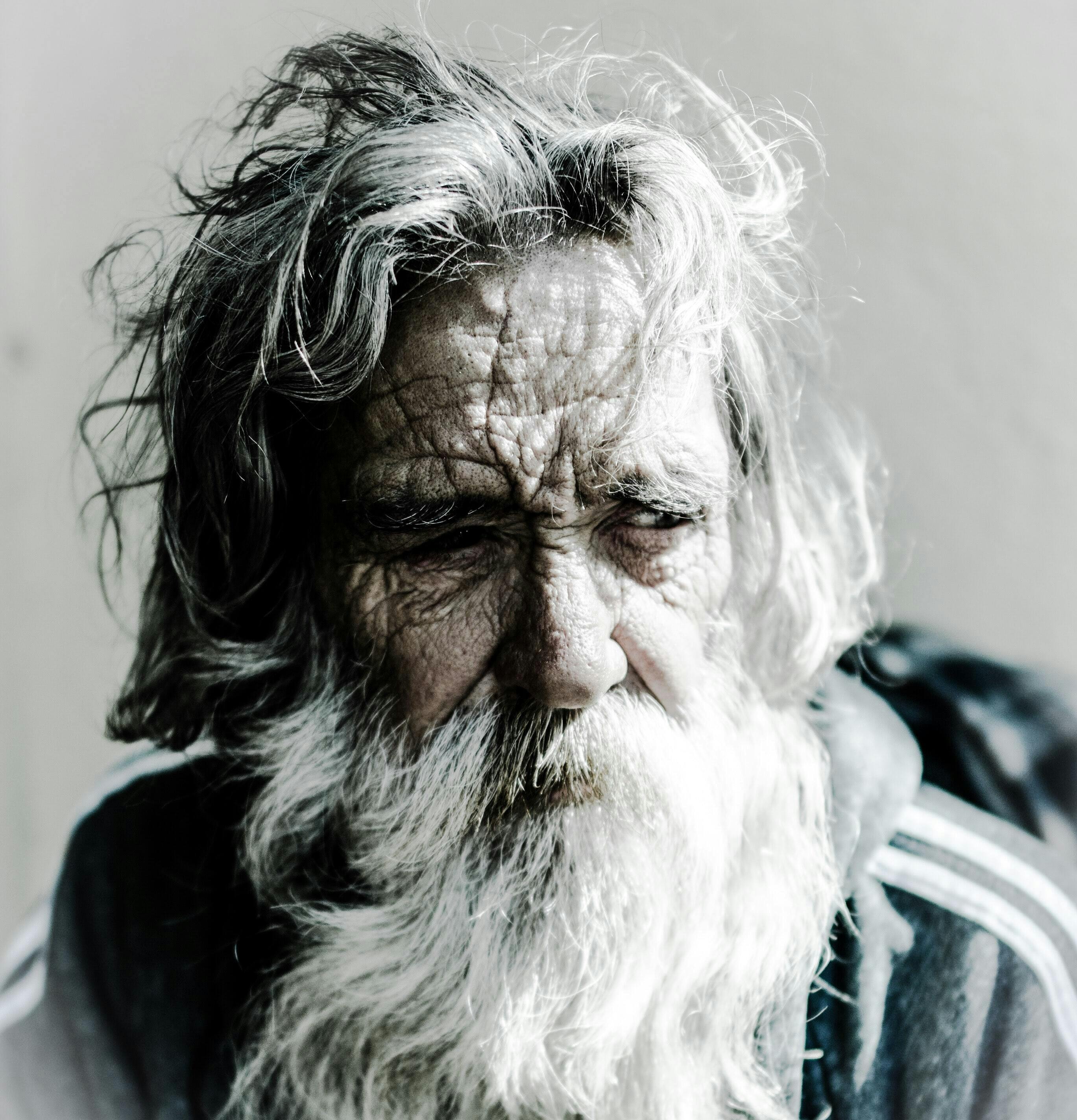 Een oude man met een witte baard.