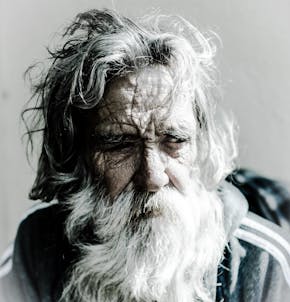 Een oude man met een witte baard.