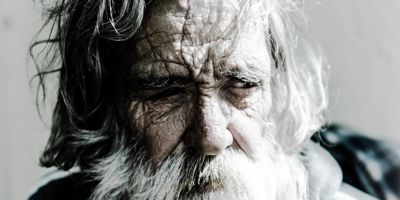 Een oude man met een witte baard.