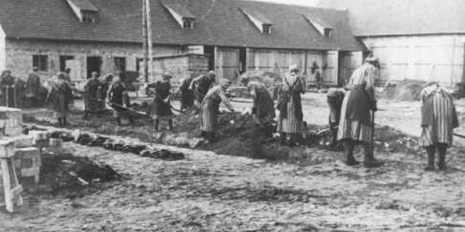 Een zwart-wit foto van een groep dwangarbeiders.