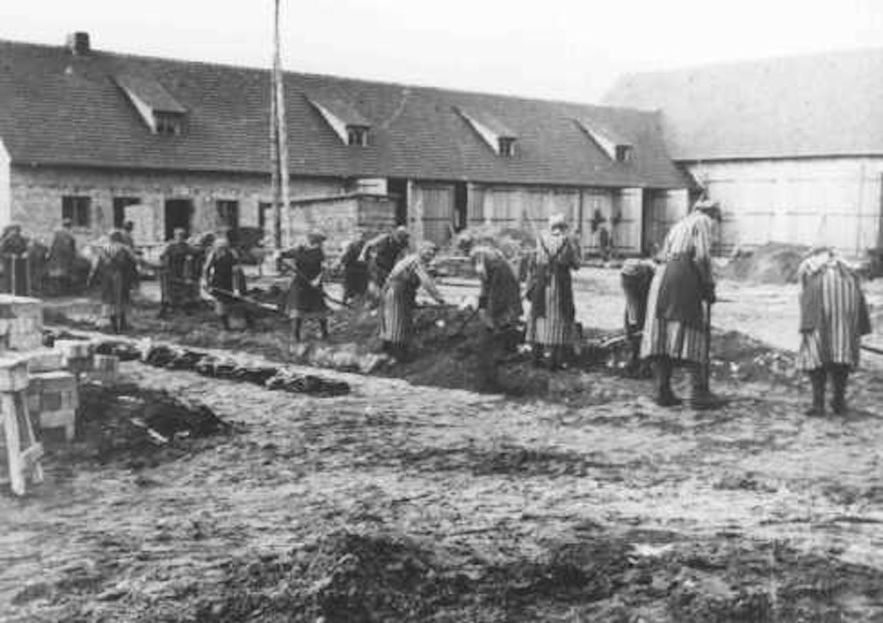 Een zwart-wit foto van een groep dwangarbeiders.