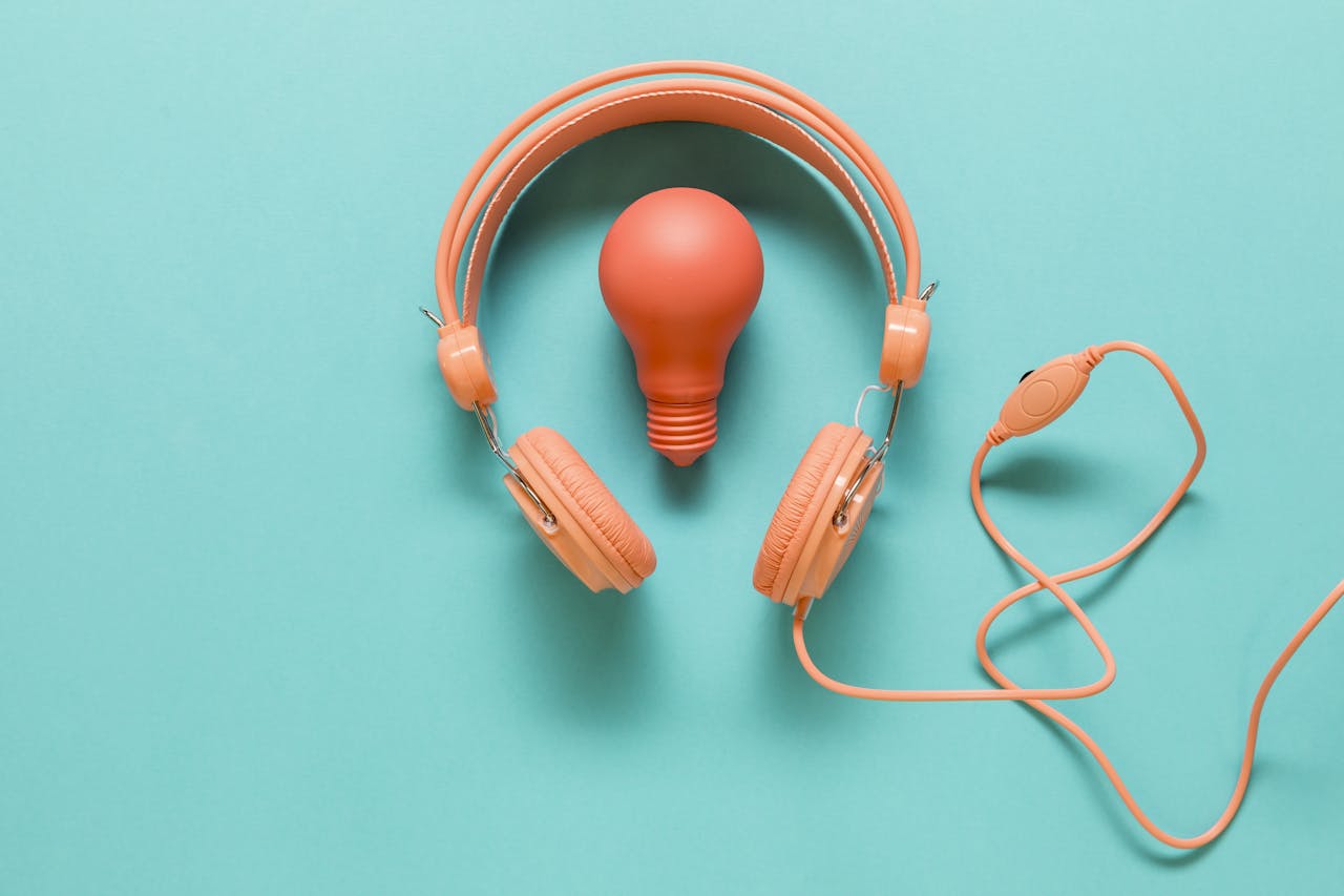 Wat gebeurt er in je lichaam als je naar muziek luistert? gloeilamp als idee bij een koptelefoon