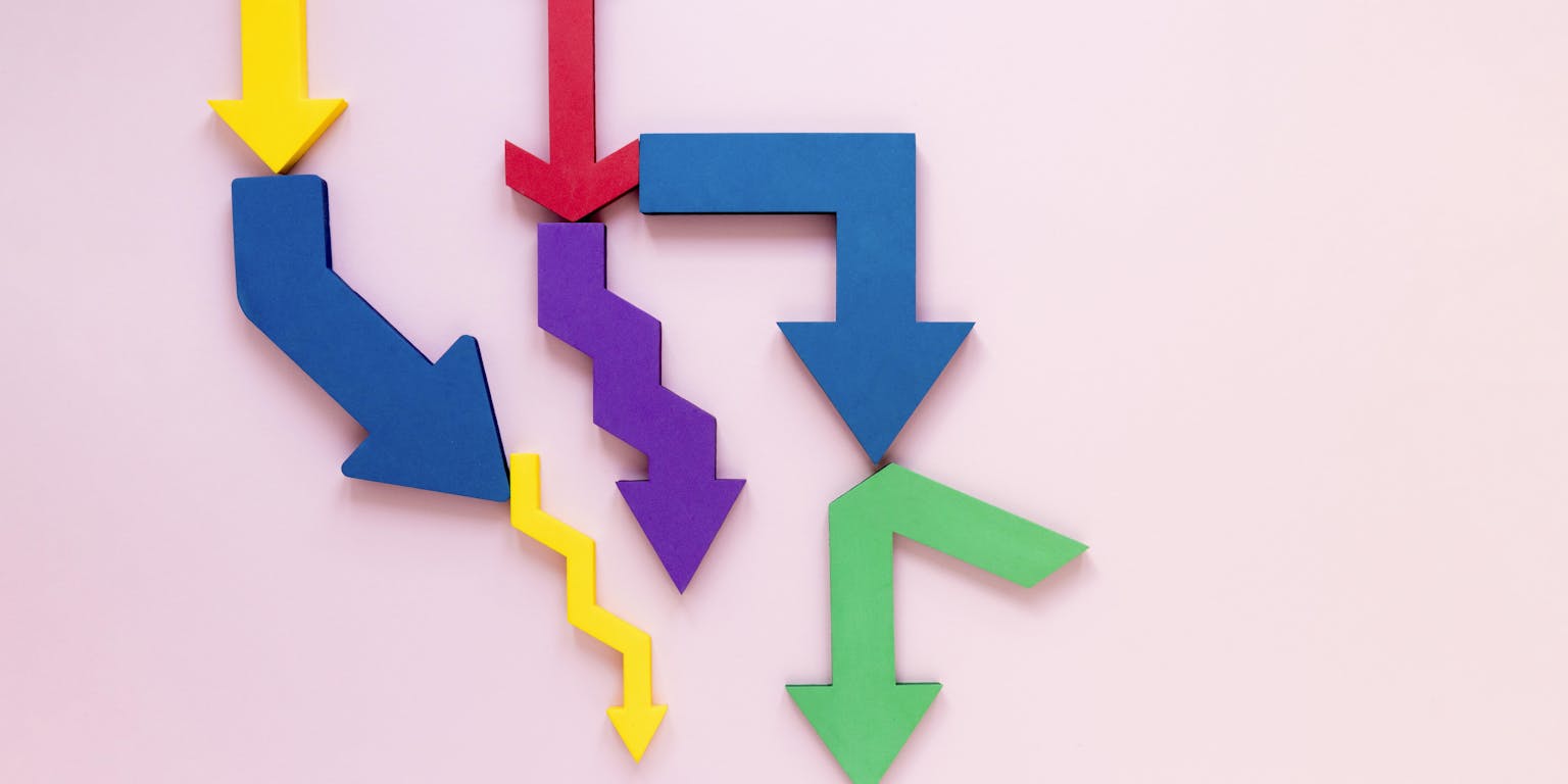 Pijlen in verschillende kleuren die alle kanten op gaan, tegen een roze achtergrond