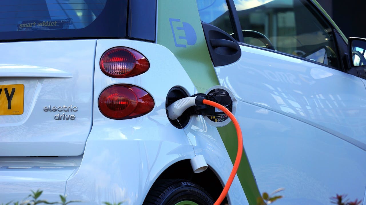 Een elektrische auto aan de lader.