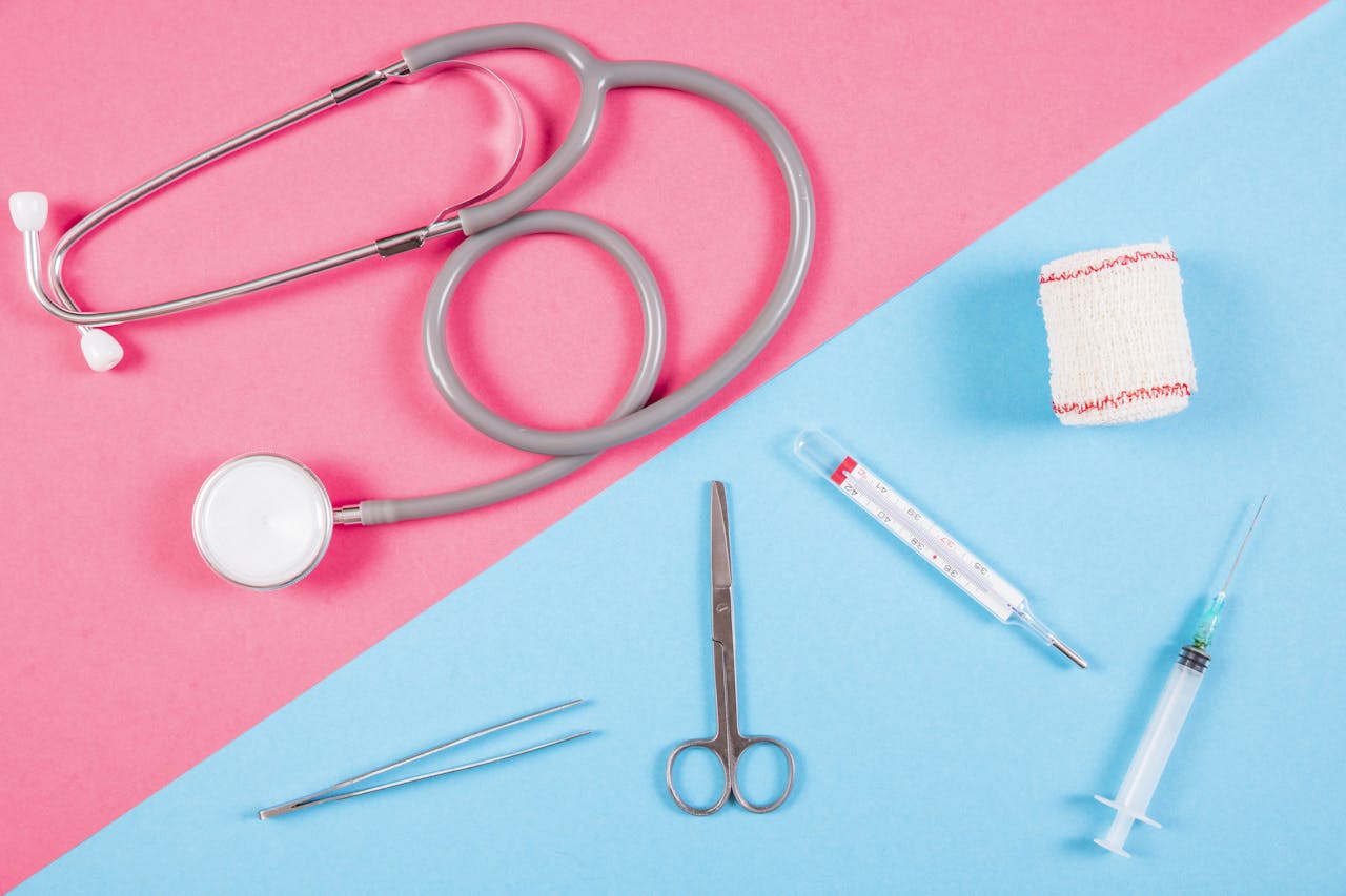 stethoscoop met blauw en roze achtergrond en andere medische attributen