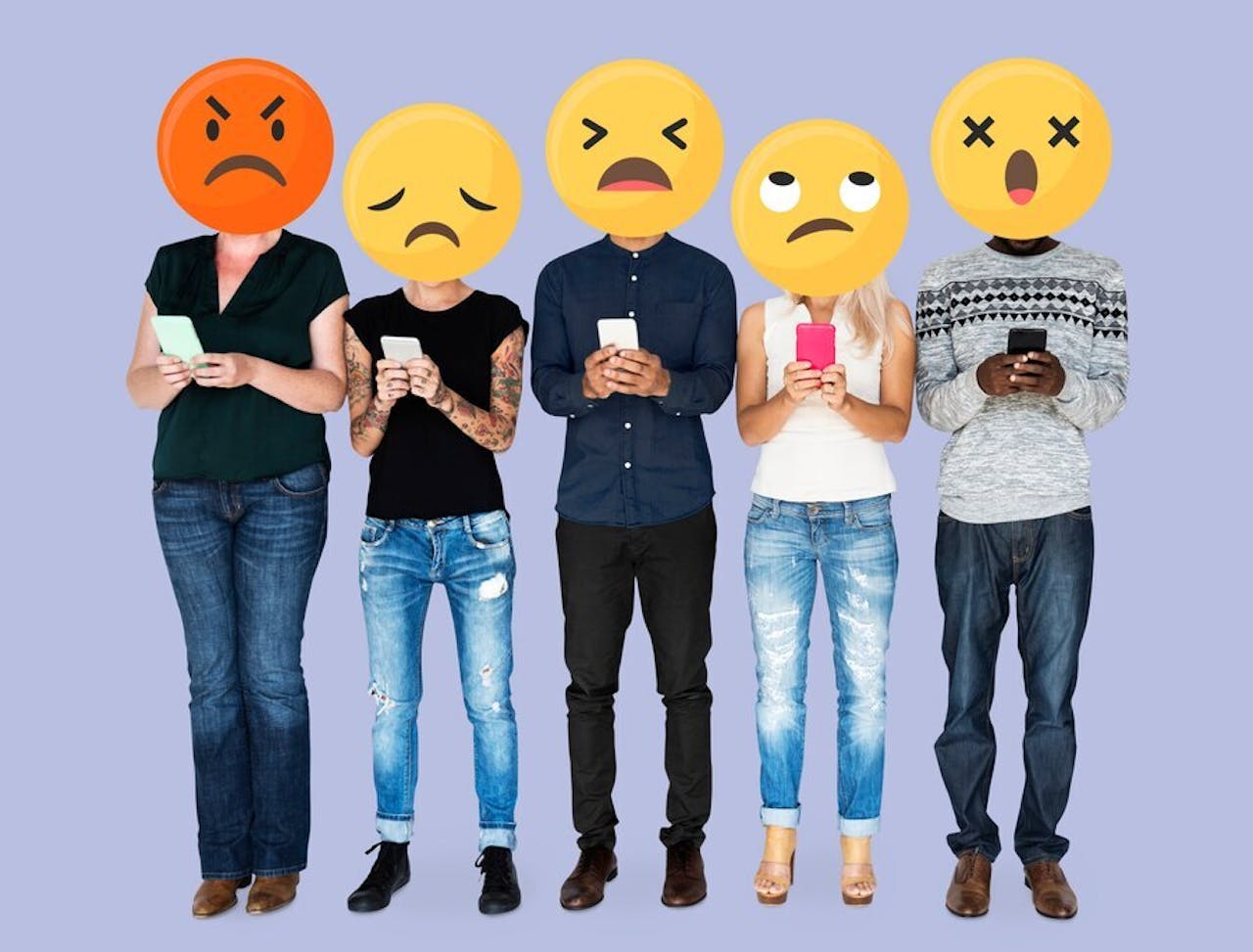 Droeve en kwade emoji gezichten in een groepje bij elkaar op de plek van het gezicht, de groep houdt allemaal een telefoon vast