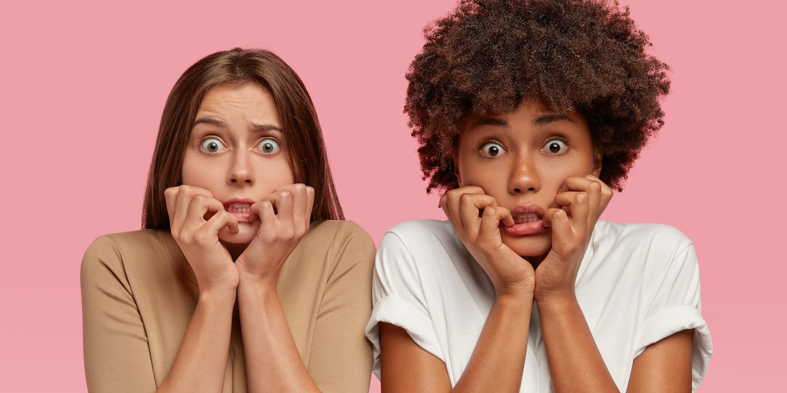 twee jonge vrouwen kijken angstig naar de kijker