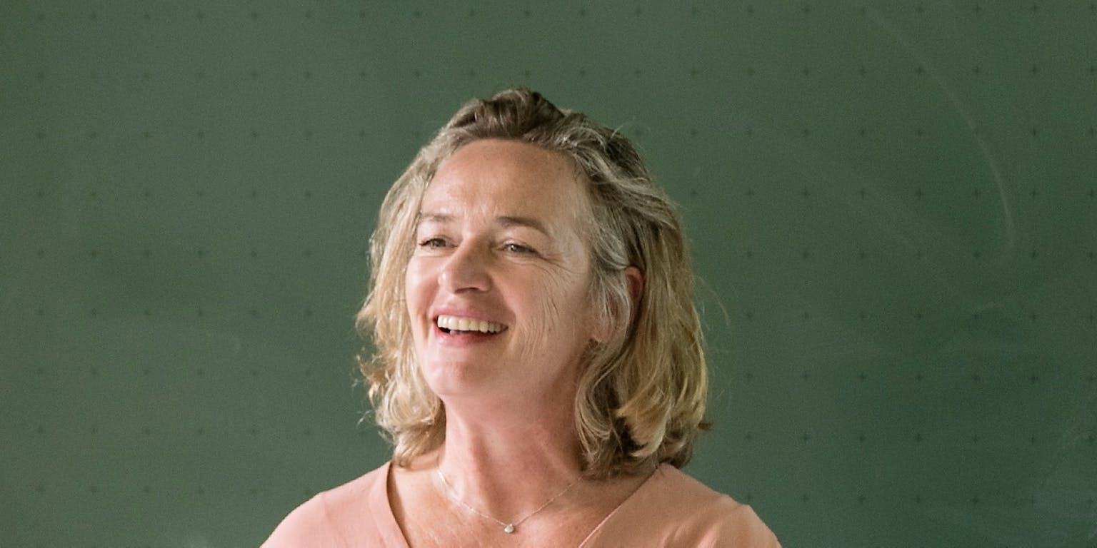 Een kleurenfoto van Enny Das, communicatiewetenschapper van de Radboud Universiteit.