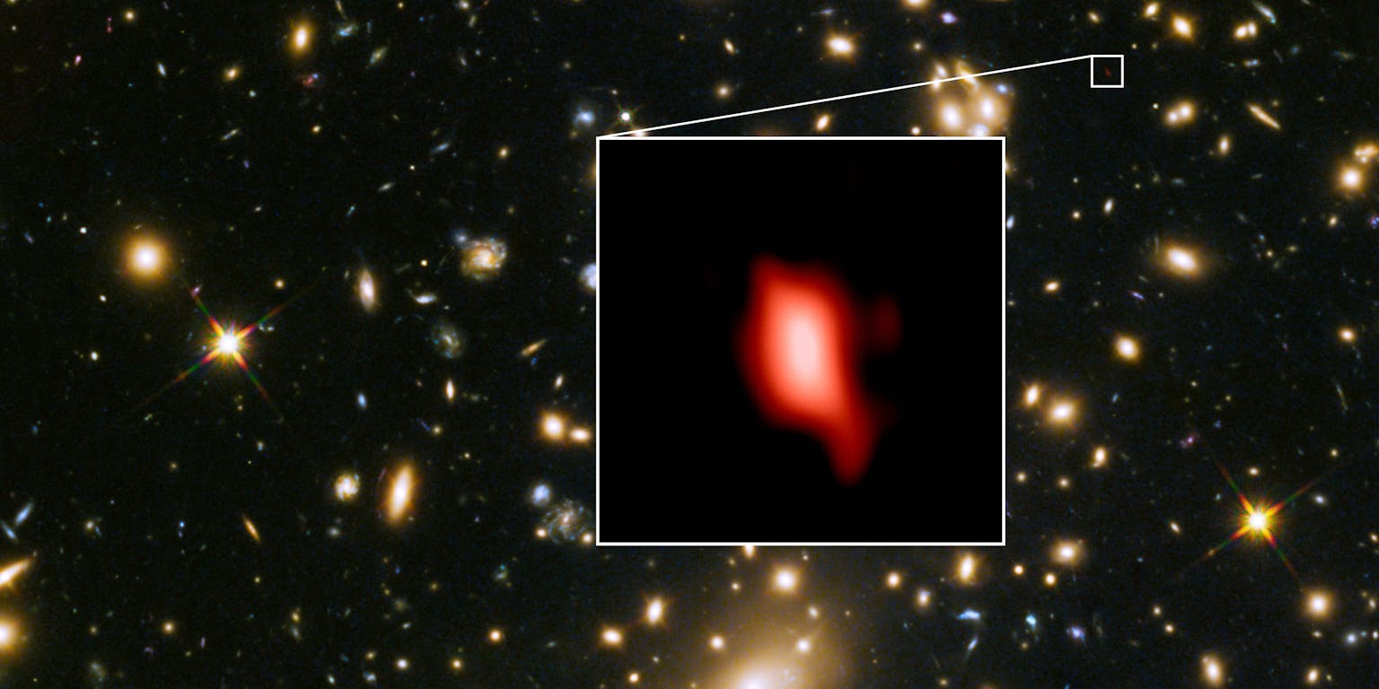 Foto van ruimtetelescoop Hubble van het cluster van sterrenstelsels MACS J1149.5+2223. In het kader staat sterrenstelsel MACS1149-JD1, die is gemaakt door radiotelescoop ALMA.