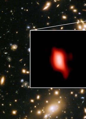 Foto van ruimtetelescoop Hubble van het cluster van sterrenstelsels MACS J1149.5+2223. In het kader staat sterrenstelsel MACS1149-JD1, die is gemaakt door radiotelescoop ALMA.