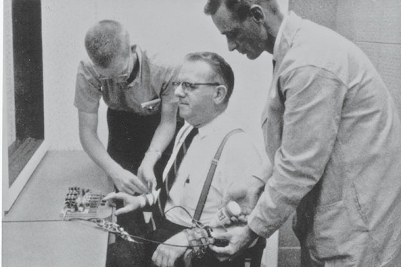 Het psychologische experiment van Stanly Milgram wilde aantonen hoe ver gewone mensen zouden gaan met het toedienen van elektrische schokken aan een ‘student’, onder sturing en verantwoordelijkheid van een autoriteit. Een kleine meerderheid ging door met het opvoeren van de schokken tot een dodelijk voltage.