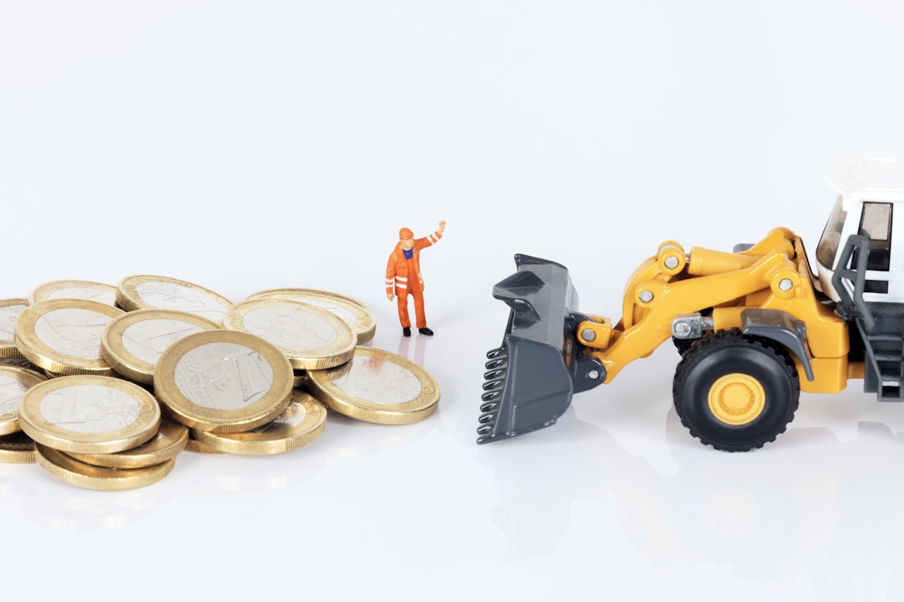 In de Voorjaarsnota werd nog eens extra bezuinigd op het onderwijs. Miniatuurmannetjes verplaatsen euro's met een graafmachine