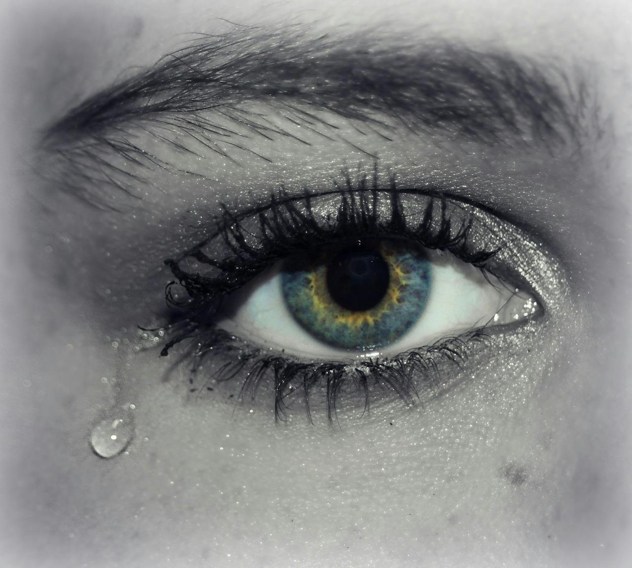 Een close-up van het oog van een vrouw met tranen erop.