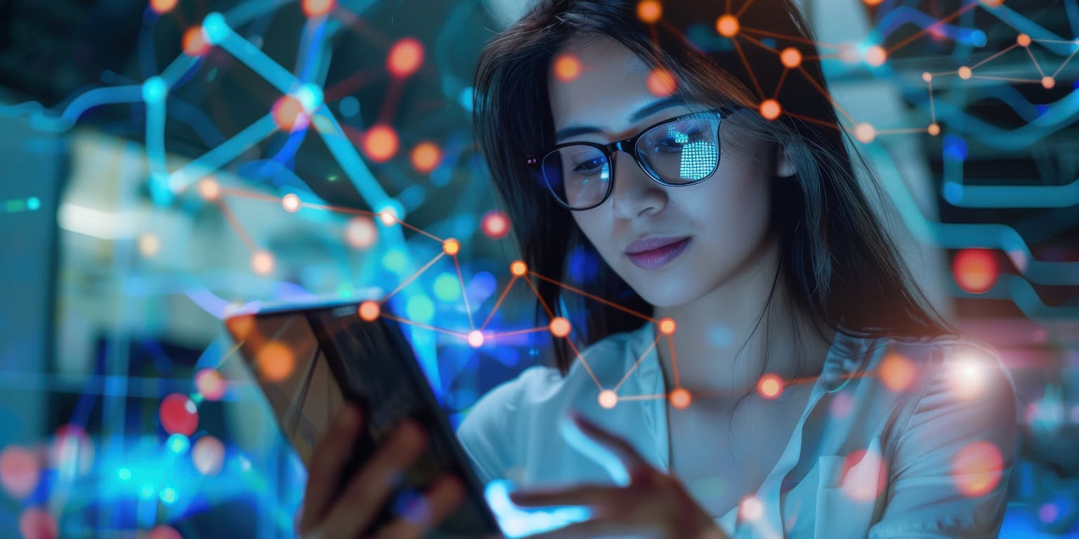 jonge vrouw met digitale teksten om zich heen en oplichtende bit kijkt naar telefoon