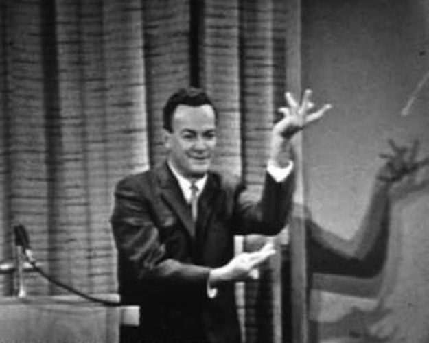 Feynman staat met zijn armen te zwaaien.