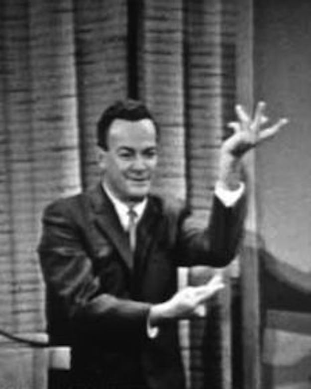 Feynman entertaint zijn publiek tijdens zijn les. Een collegereeks is door de BBC opgenomen en die is online terug te zien. Feynman staat met zijn armen te zwaaien.