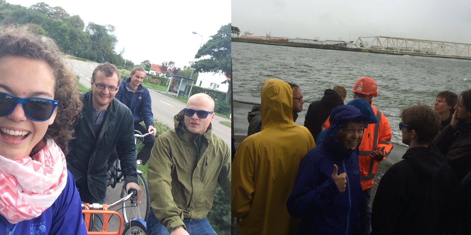 Een groep mensen fietsen op het ijs bij zonsondergang.