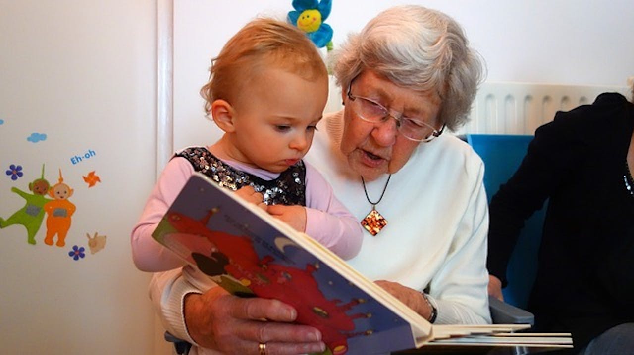 Oma leest voor.