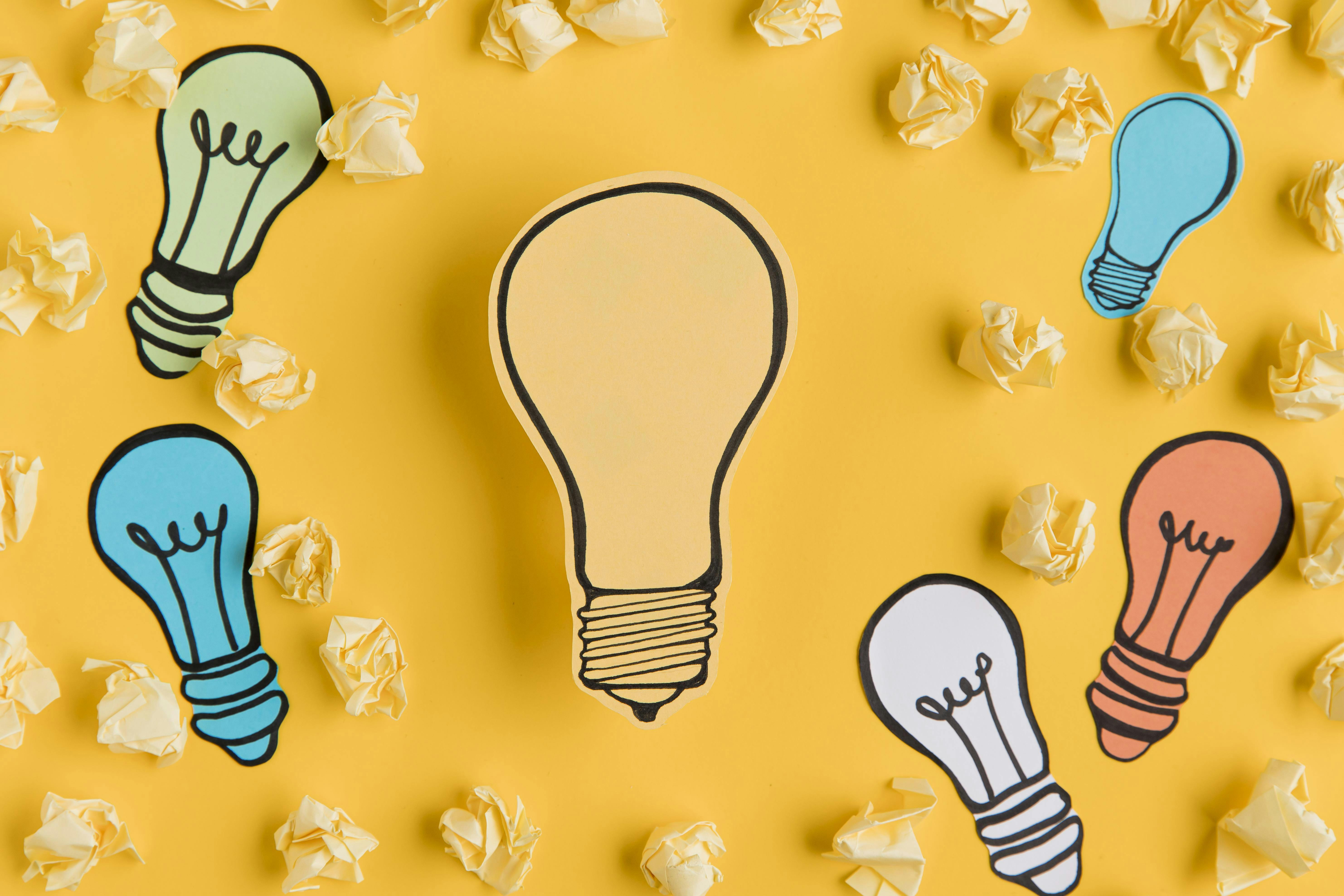 een collectie van getekende, kleurrijke lampen op een gele achtergrond, met propjes papier eromheen