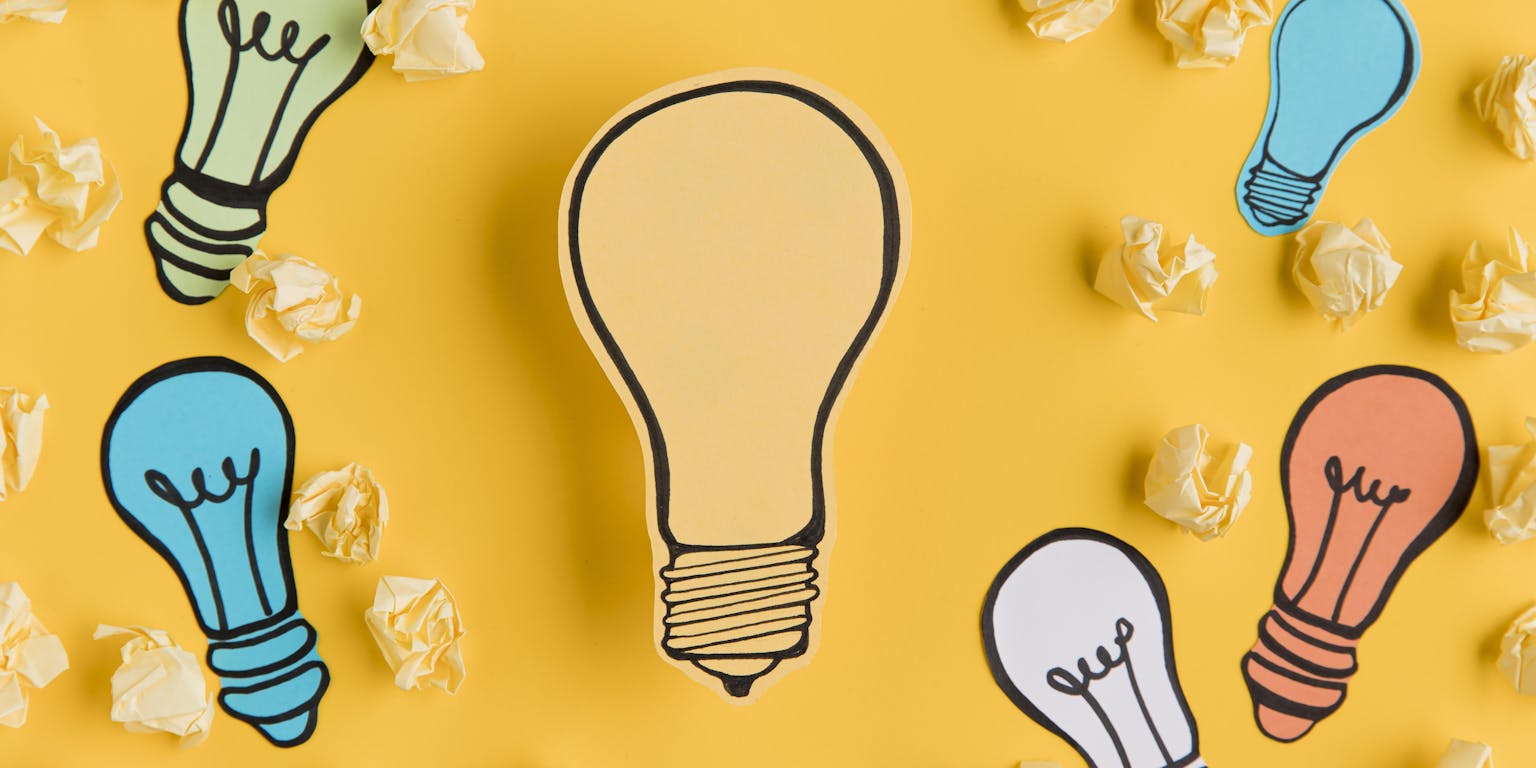 een collectie van getekende, kleurrijke lampen op een gele achtergrond, met propjes papier eromheen