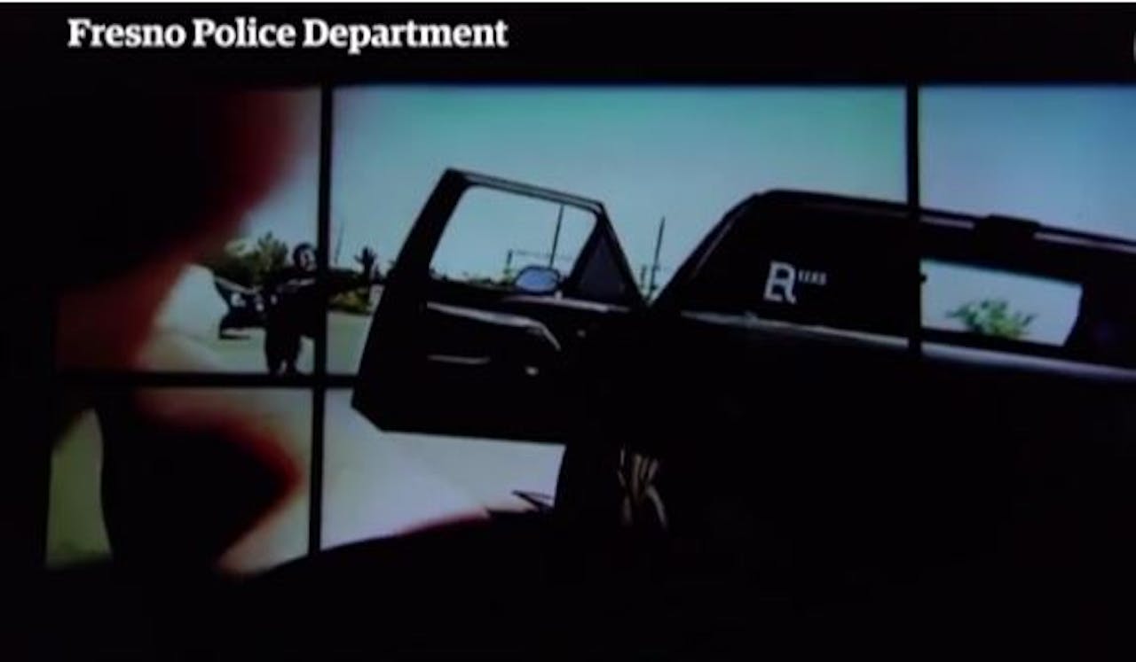 Een beeld van een bodycam van een politieagent in Fresno.