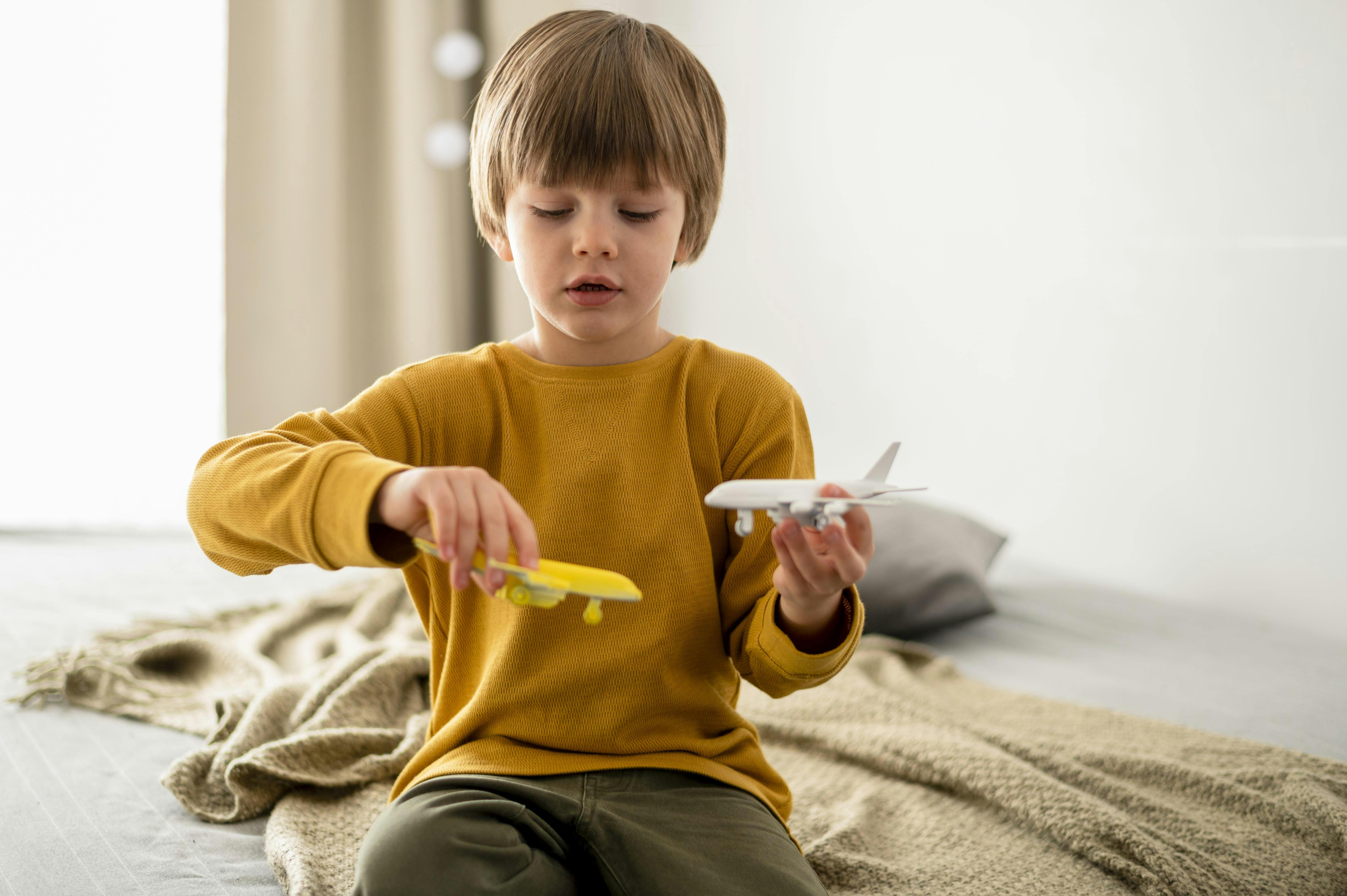 Kind speelt met vliegtuigjes