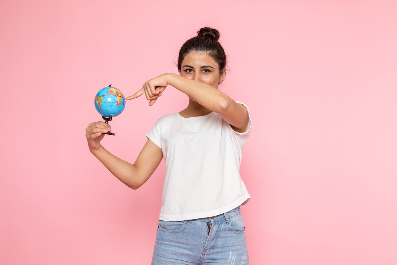 jonge vrouw met aarde (globe)