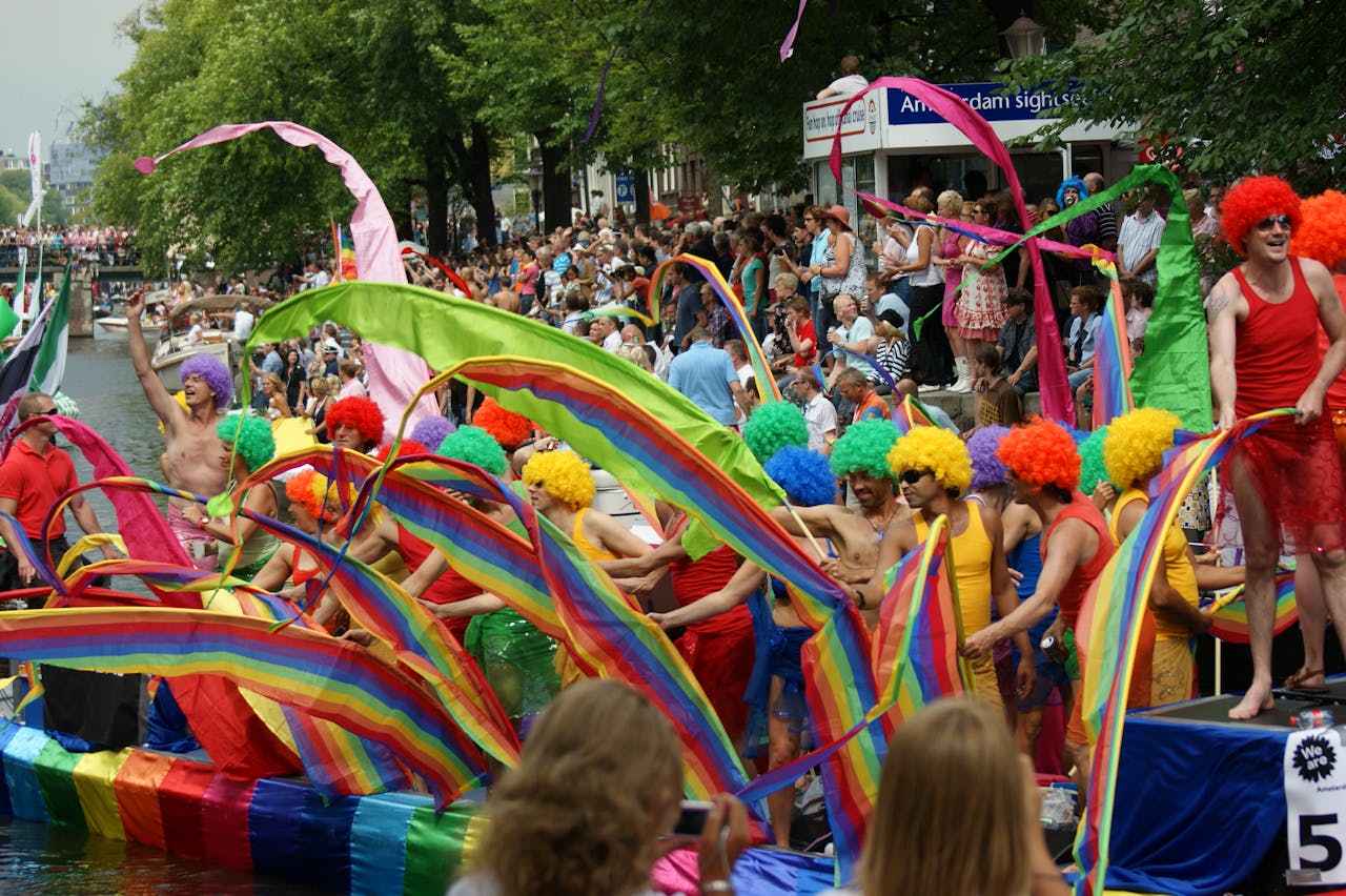 Een bonte stoet trekt voorbij tijdens Gay Pride Amsterdam