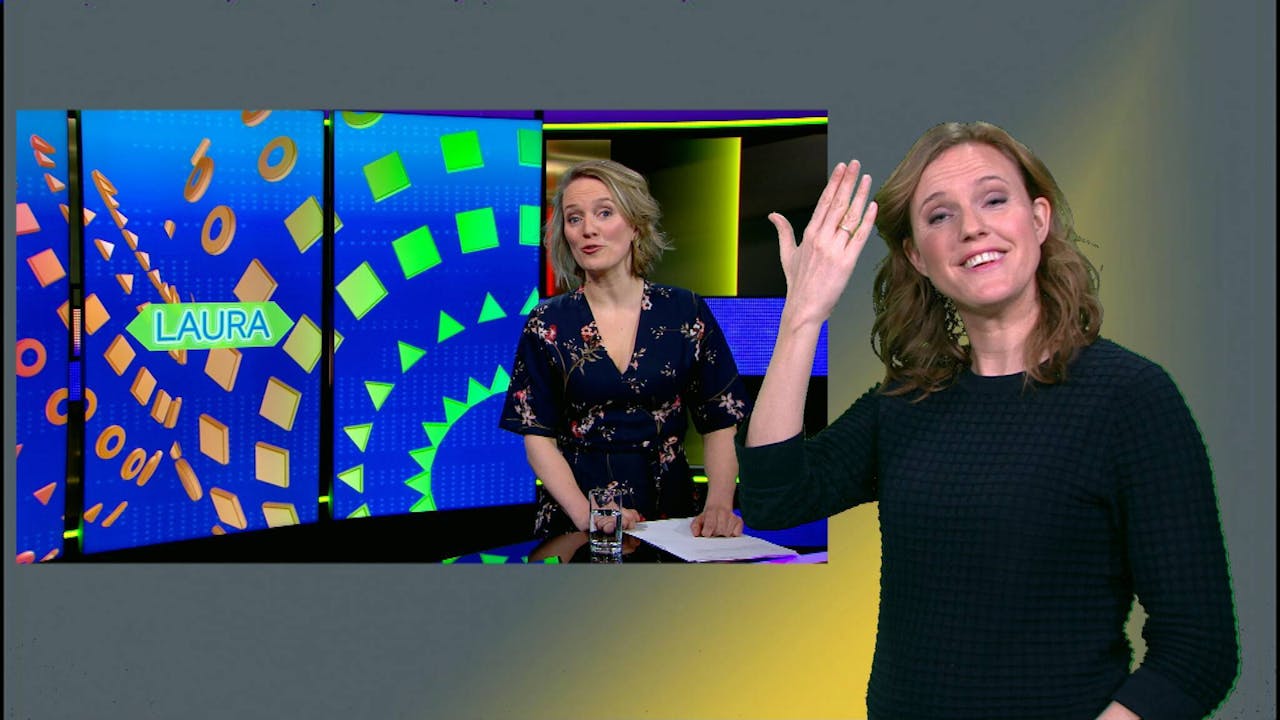 Een televisiescherm met een presentatrice van het jeugdjournaal en een gebarentolk ervoor.