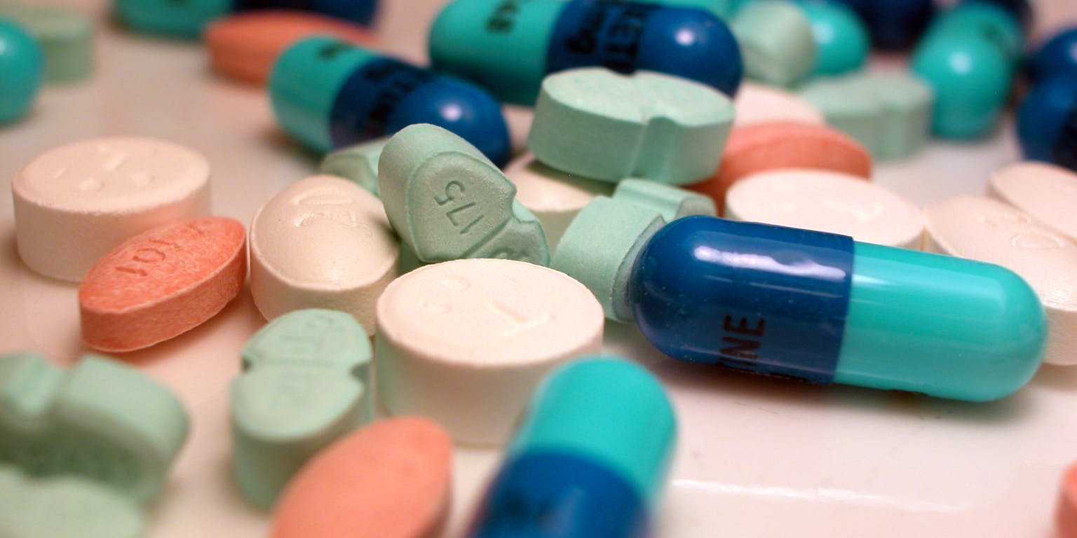 Een stapel pillen op een tafel.
