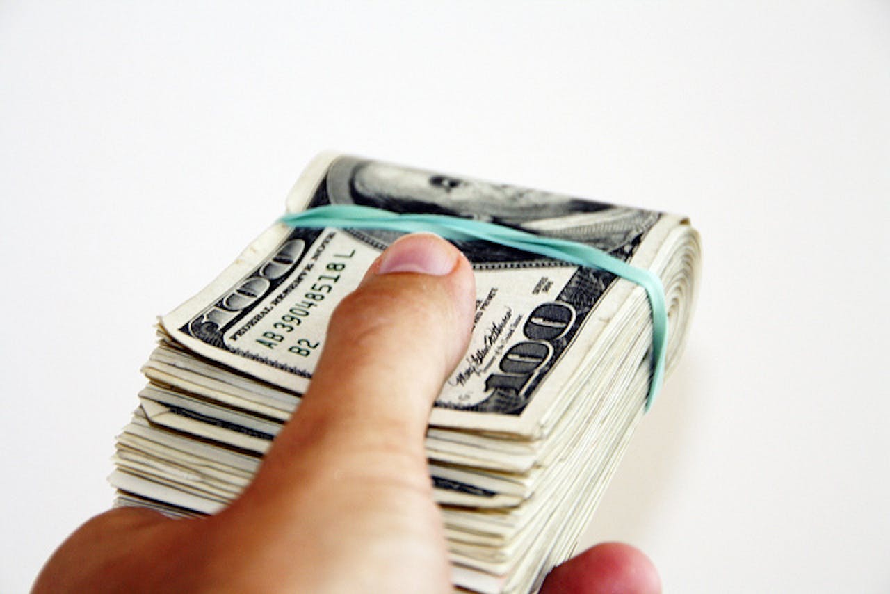 Hoeveel geld er ook om mag gaan in criminele kringen, uiteindelijk hebben ze toch de legale bovenwereld nodig. Om hun illegaal verkregen geld wit te wassen, door het te investeren in lucratief vastgoed bijvoorbeeld. Stevige banden met lokale politici kunnen daarbij prima van pas komen. Zo kunnen die een aanvraag voor een bouwvergunning wat soepeler laten verlopen, maar ook handige voorkennis verstrekken, door bijvoorbeeld informatie te lekken uit toekomstige bestemmingsplannen.