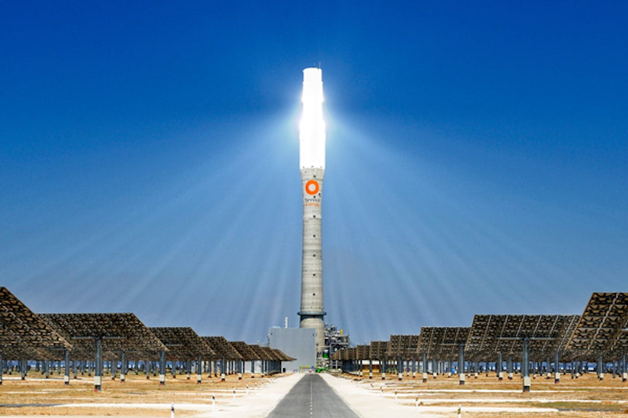 De Gemasolar CSP-plant in Zuid-Spanje. Het weerkaatste zonicht schijnt op de toren.