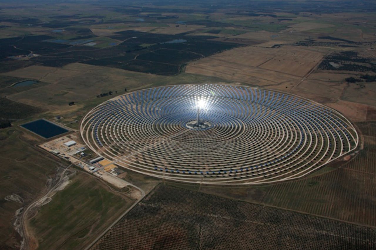 Een luchtfoto van de Gemasolar CSP-plant.