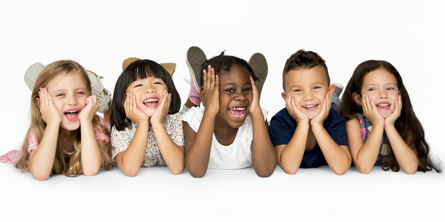 Een divers groepje vrolijke kinderen dat poseert.