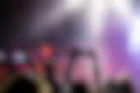 mensen maken foto's tijdens muziekconcert