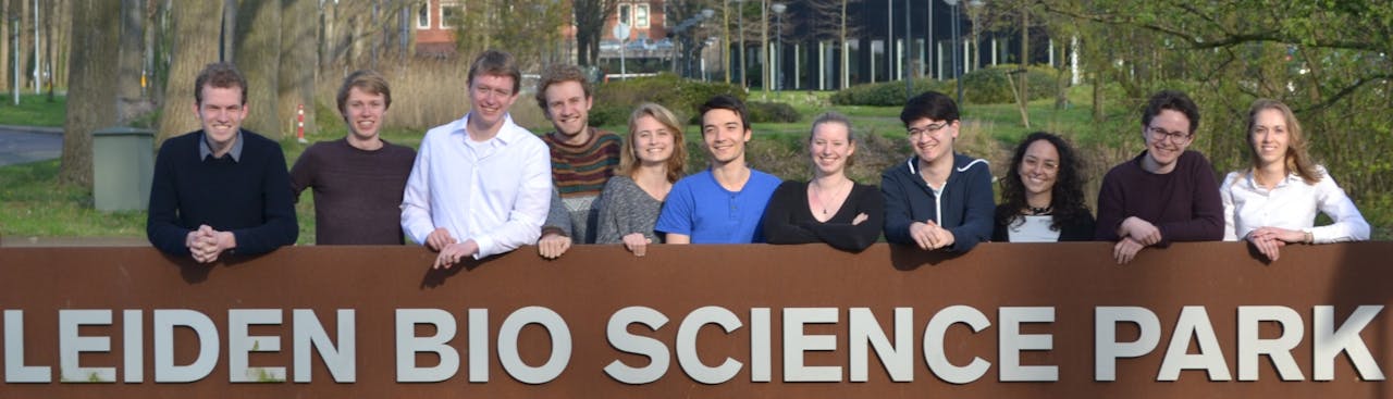 Het iGEM-team Leiden 2019 v.l.n.r.: Maarten Lubbers, Steijn Beekman, Jonah Anderson, Tobias Fecker, Floor Stel, Alejandro Marquiegui, Jo-Anne Verschoor, Daniël Tan, Vera Williams, Daan van Tol, Melanie Ofman.
